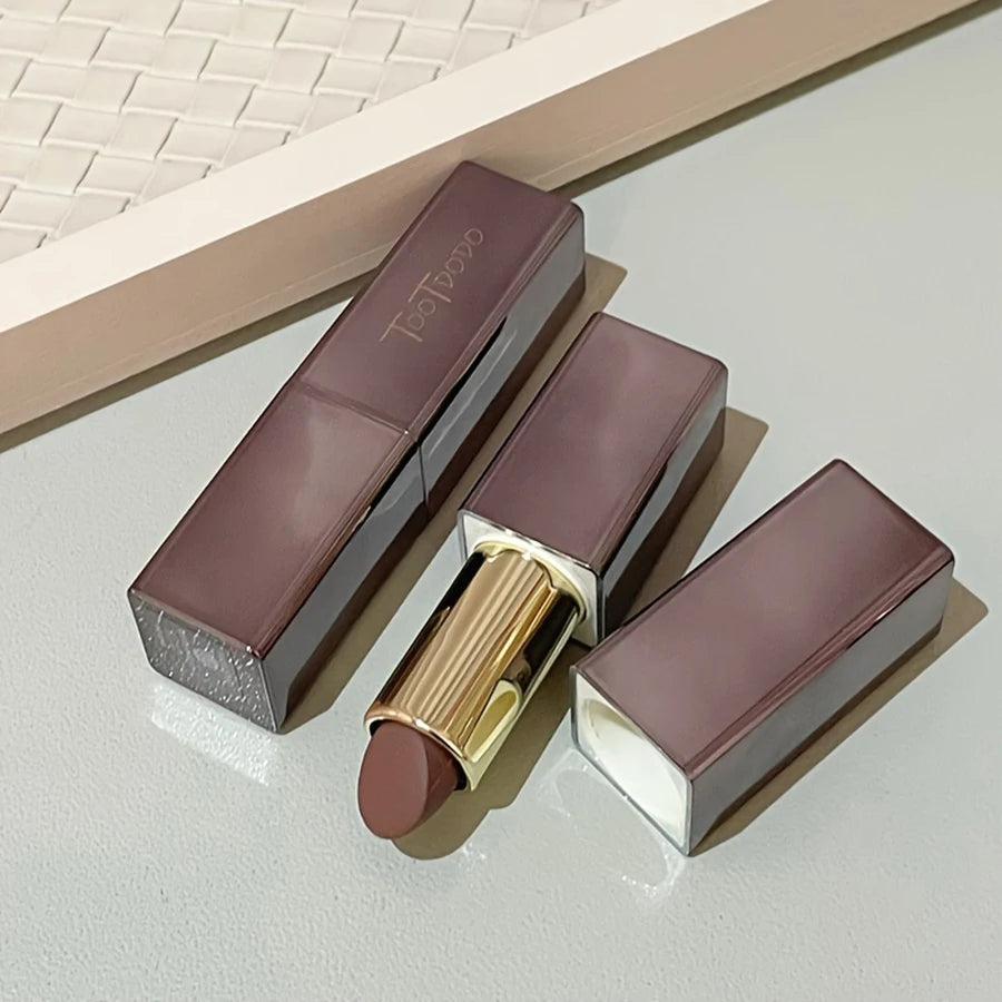 Available in 3 Shades Matte Lipstick Matte Velvet Waterproof Non-fading Lip Gloss That Enhances Color and Brightens Lips Suitabl  اكتشفي جمال شفتيكِ مع أحمر الشفاه المخملي المطفي! متوفر بثلاثة ألوان جذابة، بتركيبة أنيقة تساعد على ثبات اللون ومقاومة الماءا