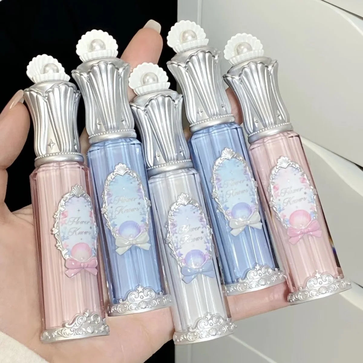 Flower Know Strawberry Rococo Cloud Liquid Lipstick Cream Lip Glaze Matte Milk Tea Korean Makeup Long Lasting Lipglossأحمر شفاه سائل من Flower Know بتصميم الفراولة وأسلوب الروكوكو، بقوام كريمي ناعم ولمسة مطفية تشبه السحاب، بلون شاي الحليب، مستوحى من المكي