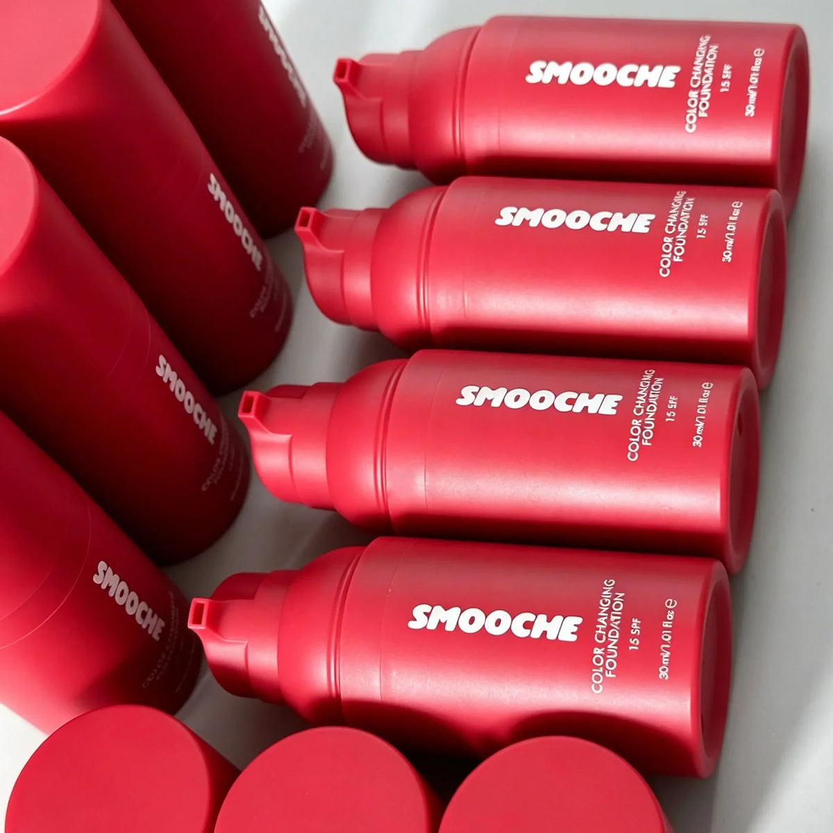 30ml Smooche Color Changing Foundation SPF15 Lightweight Hydrating Covers Pores Buildable Natural Coverage Daily Makeup Base احصلي على إطلالة طبيعية وجذابة مع كريم أساس SMOOCHE الذكي! 💖 تركيبة خفيفة ومرطّبة تتكيّف مع لون بشرتك، وتساعد على إخفاء مظهر المس